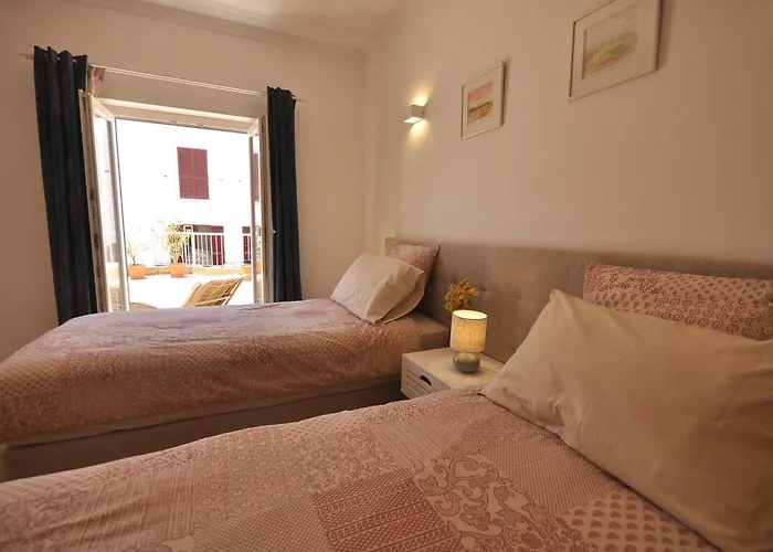 Sea Daisy Apartment, *