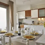 Sea Daisy Apartment, *