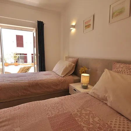 Sea Daisy Apartment, *
